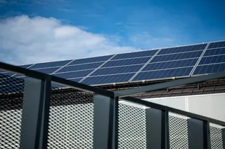 Immeuble équipé de panneaux photovoltaïques en toiture