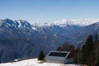 Habitation de montagne équipée de panneaux solaires