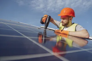 Technicien raccordant une installation photovoltaïque