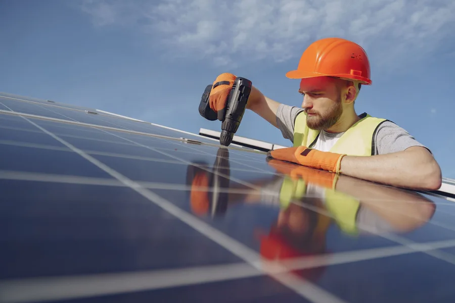 Technicien installant un panneau photovoltaïque sur une toiture