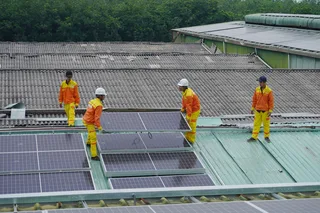 Panneaux photovoltaïques sur une toiture plate