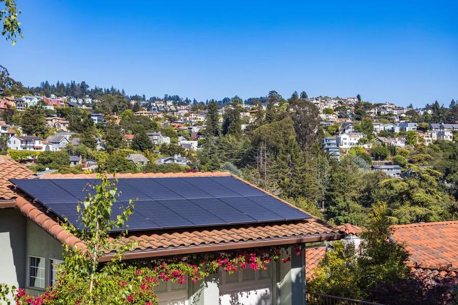 Installation de panneaux photovoltaïques sur une toiture résidentielle